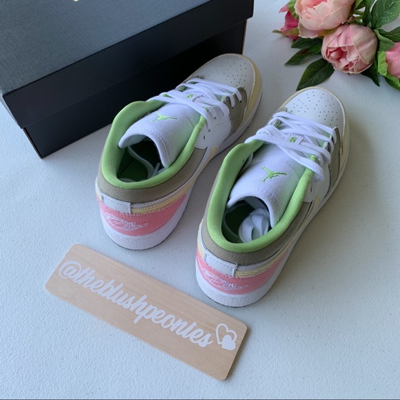 Air Jordan 1 Low NWT - Picture 8 of 11